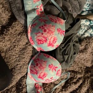 PINK Bras 32c